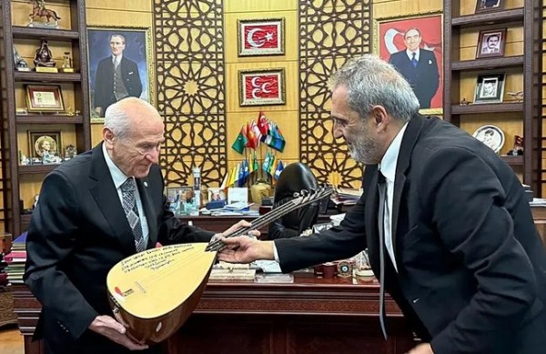 Sanatçı Yavuz Bingöl, Bahçeli'ye bağlama hediye etti! 'Alevi Bektaşiler olarak kendisine minnettarız'